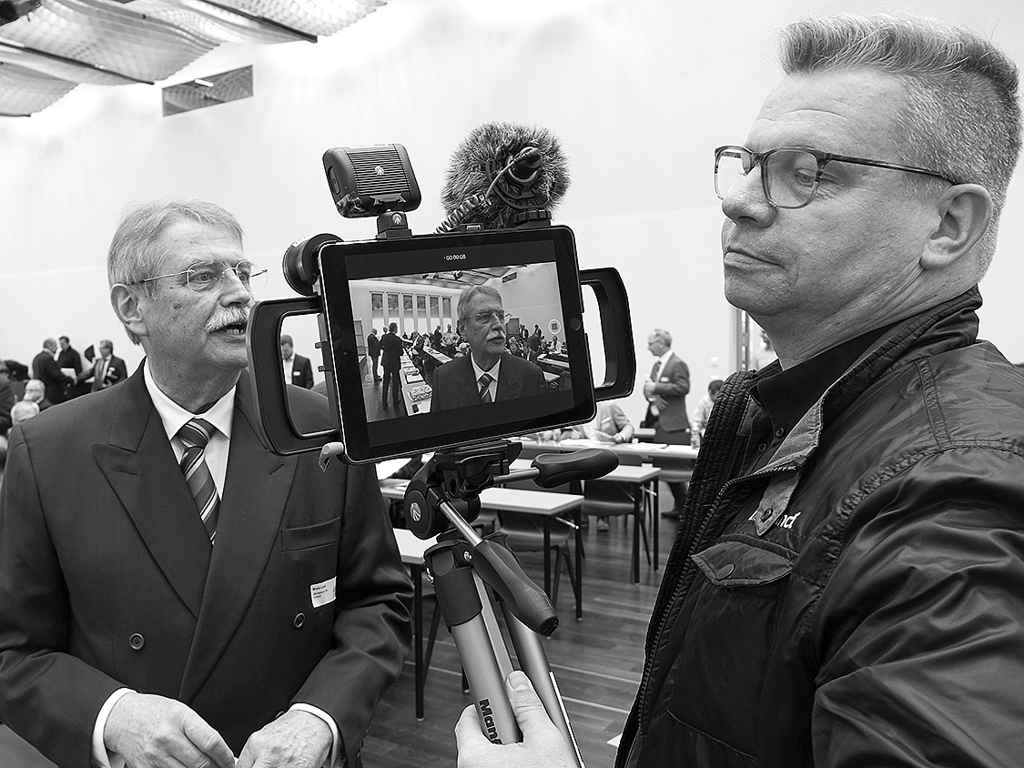 TV-Moderator Harry Flint produziert Interviews in der Schweiz